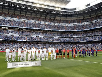 Los jugadores del Real Madrid y del Real Valladolid posan en el centro del campo antes del inicio del encuentro. 