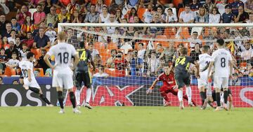 Wojciech Szczęsny detuvo un penalti lanzado por Dani Parejo.