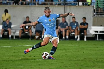Kalvin Phillips chuta su penalti en la tanda que ataj¨® Ander Astralaga.