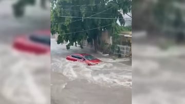 Fuertes lluvias arrasan con carros en Culiacán, Sinaloa