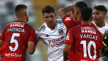 Futbol, Colo Colo vs Union La Calera.
Fecha 1, campeonato Nacional 2021.
El jugador de la Colo Colo Cesar Fuentes, centro, discute con los jugadores de Union La Calera durante el partido de primera division realizado en el estadio Monumental de Santiago