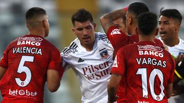 Futbol, Colo Colo vs Union La Calera.
 Fecha 1, campeonato Nacional 2021.
 El jugador de la Colo Colo Cesar Fuentes, centro, discute con los jugadores de Union La Calera durante el partido de primera division realizado en el estadio Monumental de Santiago