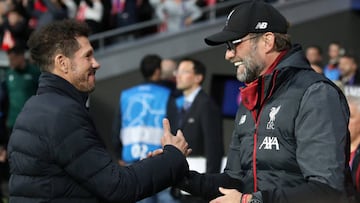Simeone saluda a Klopp antes del Atlético-Liverpool de la Champions.