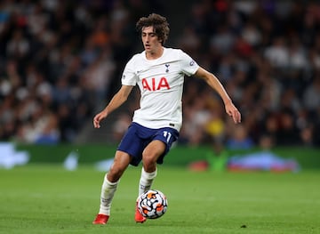 El joven extremo de veinte años debuta en la Premier League de la mano de Nuno Espíritu Santo en el Tottenham. Ha completado dos años en la élite del fútbol español en el Leganés y el Eibar. Su juego le ha llevado a la Selección española con Luis Enrique y a los Juegos Olímpicos con Luis de la Fuente. Contrato hasta 2026 y con un valor de mercado de 30 millones de euros.