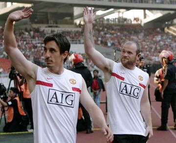 Wayne Rooney y  Gary Neville en Kuala Lumpur  (2009).