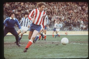 Llegó junto a Luiz Pereira y tampoco defraudó hasta convertirse en uno de los mejores extranjeros del Atlético. Sus bicicletas hicieron historia en nuestra Liga. Jugó cuatro temporadas en el Atlético (1975 a 1979) y ganó una Liga y una Copa, los mismos títulos que Luiz Pereira. Disputó 93 partidos con 43 tantos. Su gran problema en el Atlético fueron las lesiones. Eso le impidió tener un mejor rendimiento. “Como aquí hagas las bicicletas, te cortan las bielas”, dijo el delantero, harto de la dureza de las defensas rivales. Con una gran melena rubia, triunfó gracias a su excepcionales regates, a su gran técnica y a sus remates de cabeza. Un futbolista excepcional, un lujo del que pudieron disfrutar los seguidores del Atlético que se quedaron con ganas de verle más años aquí.