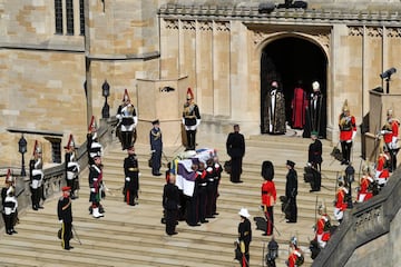 El ataúd del príncipe Felipe de Gran Bretaña entrando en la Capilla de St George. 