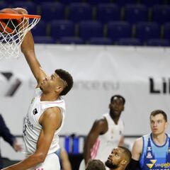 Tavares la rompe: 27 puntos