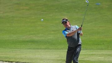 Miguel Ángel Jiménez golpea una bola durante el Chubb Classic del Champions Tour.