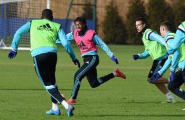 El volante colombiano lucha por ganarse la titular en el onceno de Mourinho. Con picardía y alegría, Juan Guillermo aporta sus cualidades en el ataque del Chelsea.