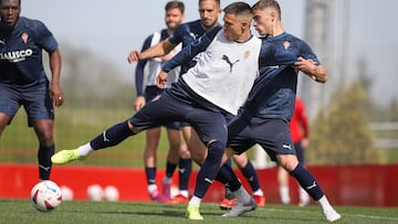 10-05-24. DJUKA INTENTA CONTROLAR EL BAL?N DELANTE DE PABLO GARC?A, EN EL ENTRENAMIENTO DEL SPORTING EN MAREO.