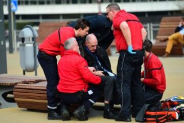 Un hombre recibe asistencia médica por las explosiones en una estación de metro de Bruselas.