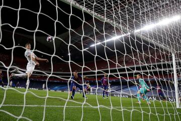 Lewandowski anot¨® el 2-6 de cabeza.