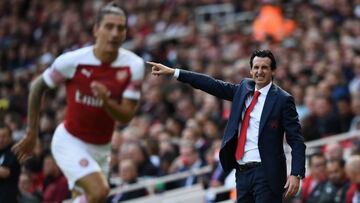 El entrenador español del Arsenal, Unai Emery y Héctor Bellerín, durante un partido.