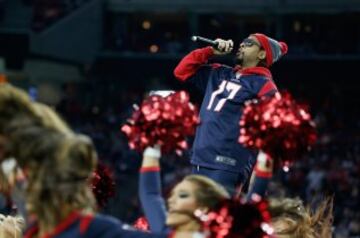 El rapero Lil Jon actu¨® en Houston durante el descanso del partido. Su colega rapero Lil' Wayne jug¨® de receptor con los Texans... Ah no, perd¨®n, me informan de que ese era DeAndre Hopkins.