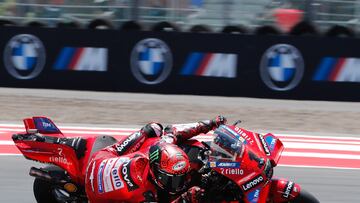 Mandalika (Indonesia), 28/09/2024.- Ducati Lenovo rider Francesco Bagnaia of Italy in action during a qualifying session for the Motorcycling Grand Prix of Indonesia at the Pertamina Mandalika International Circuit on Lombok island, Indonesia, 28 September 2024. (Motociclismo, Ciclismo, Francia, Italia) EFE/EPA/ADI WEDA