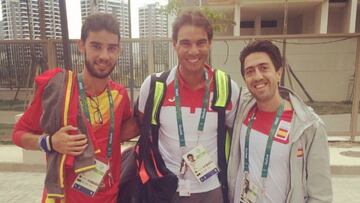 Nadal posa con los marchadores Álvaro Martín y José Ignacio Díaz.