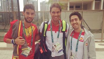 Nadal posa con los marchadores &Aacute;lvaro Mart&iacute;n y Jos&eacute; Ignacio D&iacute;az.