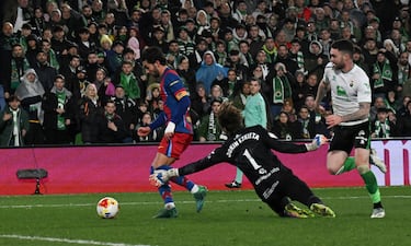 0-1. Gran pase al espacio de Fermín López para Ferran Torres. 'El Tiburón' encara a Jokin Ezquieta, y en el mano a mano, regatea al portero y anota a placer.