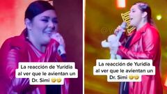 La reacción de Yuridia al ver que le avientan un Dr. Simi en pleno concierto