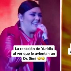 La reacción de Yuridia al ver que le avientan un Dr. Simi en pleno concierto