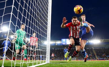 Espectacular imagen del jugador del Southampton, Cedric Soares, y del jugador del Leicester City, Harvey Barnes, durante un partido de la Premier League.