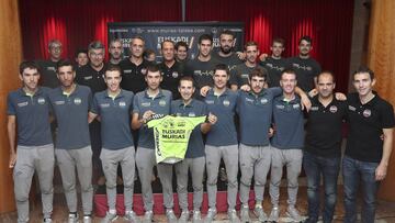 10/09/18 CICLISMO VUELTA A ESPAÑA 2018
El equipo vasco Euskadi Murias seguirá la próxima temporada 2019 en la categoría Profesional Continental. Jon Odriozola , mánager deportivo , Javier Lasagabaster , miembro del Comité Ejecutivo , y Francis Lafargue , responsable de relaciones internacionales , han confirmado la continuidad del proyecto en Hoznayo
