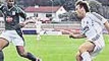 <b>LE ESTÁ CONVENCIENDO. </b>Cassano jugó en la banda izquierda ante el Plymouth y a Capello, que seguirá probando con el delantero en esa posición, le gustó.