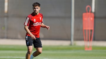 Óscar Melendo en un entrenamiento con el Granada.