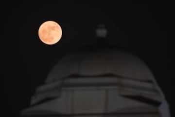 La superluna en la capital de la India, Nueva Delhi. 
