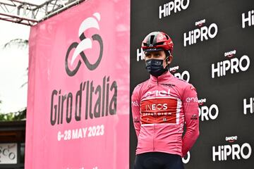 Geraint Thomas, maglia rosa del Giro, portando una mascarilla en la salida de Scandiano.