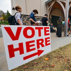 ¿Puedes meterte en problemas si das agua a los votantes en la fila? ¿Es legal el ‘calentamiento de línea’?