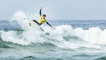 Vicente Romero surfeando una ola de un campeonato de la Liga Iberdrola FESurfing. 