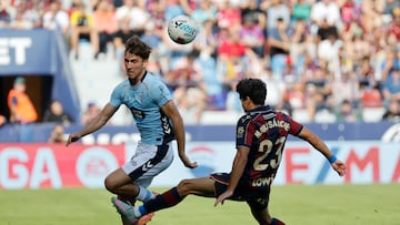 Javi Rodríguez lucha por el balón con Manu Sánchez durante el partido entre el Levante y el Celta.