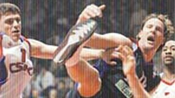 <b>SIN CONCESIONES</B>. Kornel David disputa un balón bajo el aro ruso.