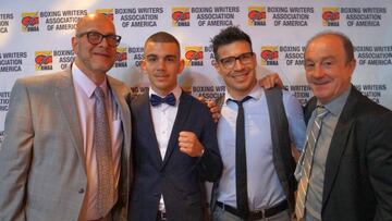 Jon Fernández, con pajarita, en la presentación de su contrato en Estados Unidos.