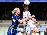 Hellas Verona's defender #05 Andrias Edmundsson (L) fights for the ball with AC Milan's French midfielder #12 Adrien Rabiot during the Italian Serie A football match between Hellas Verona and AC Milan at the Marcantonio Bentegodi stadium in Verona, on April 19, 2026. (Photo by PIERO CRUCIATTI / AFP)