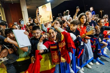 Numerosos seguidores esperaron pacientemente la llegada de los jugadores de la  Selección Española al aeropuerto de Tenerife.
