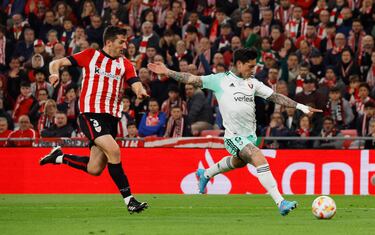 Chimy Ávila corre con el balón ante la oposición de Daniel Vivian.