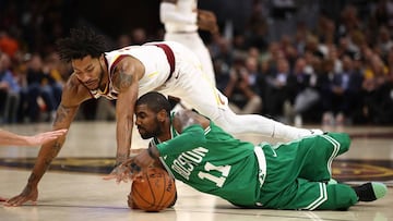 Derrick Rose lucha un bal&oacute;n con Kyrie Irving durante el primer partido de la temporada en la NBA.