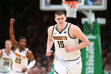 -Años en la NBA: 2015-Actualidad
-Equipos: Denver Nuggets
-Medias de su carrera: 16,9 puntos, 9,7 rebotes, 5,4 asistencias
-Mejor temporada: (2018-19) 20,1 puntos, 10,8 rebotes, 7,3 asistencias
-Méritos: 2 veces all star, una vez en el Mejor Quinteto

Y si hablamos de talentos balcánicos, aquí está el último en sumarse. Es el último jugador de lista en debutar, hace cinco años, pero le ha dado tiempo a hacerse con las riendas de uno de los mejores equipos de la liga, entrar en la pelea por el MVP (fue cuarto el año pasado) y amenazar récords de triple-dobles de otros pívots míticos como Chamberlain o Kareem. Físico peculiar, tan alejado de los atletas que abundan hoy en día, pero un conocimiento del juego y un clase superiores al del 95% de todos ellos juntos.