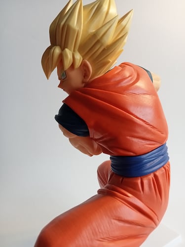 Goku cargando su Kamehameha por Banpresto