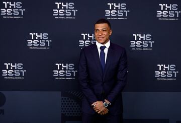 Kylian Mbappe posando a su llegada a la ceremonia de los Premios The Best.