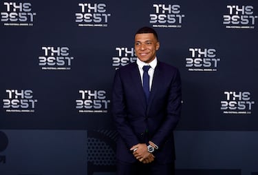 Kylian Mbappe posando a su llegada a la ceremonia de los Premios The Best.