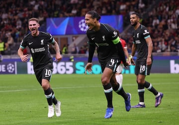 Virgil van Dijk celebra junto a Alexis Mac Allister luego de ganar un tiro de esquina ejecutado por Kostas Tsimikas. (REUTERS/Claudia Greco)