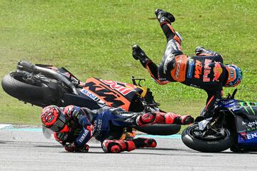 Fabio Quartararo, en el suelo, y Brad Binder, todavía en el aire, tras sufrir el accidente que terminó con ellos en el asfalto.