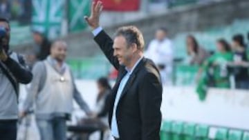 Joaquín Caparrós dedica una manita a los beticos en recuerdo del resultado del encuentro Sevilla-Betis (5-1).