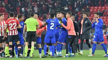 Los jugadores del Getafe protestan a Gil Manzano a la conclusi&oacute;n del partido de San Mam&eacute;s ante el Athletic.