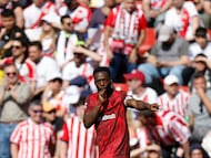 MADRID, 28/02/2026.- El delantero del Athletic Club Iñaki Williams celebra su gol ante el Rayo durante el partido de Liga disputado este sábado en el estadio de Vallecas. EFE/Javier Lizón