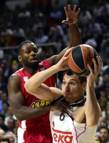 Jonas Maciulis mantiene el balón ante la presión de Oliver Lafayette (rojo).